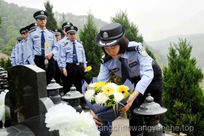 已护考10年女警为女儿护考：传承与责任的力量